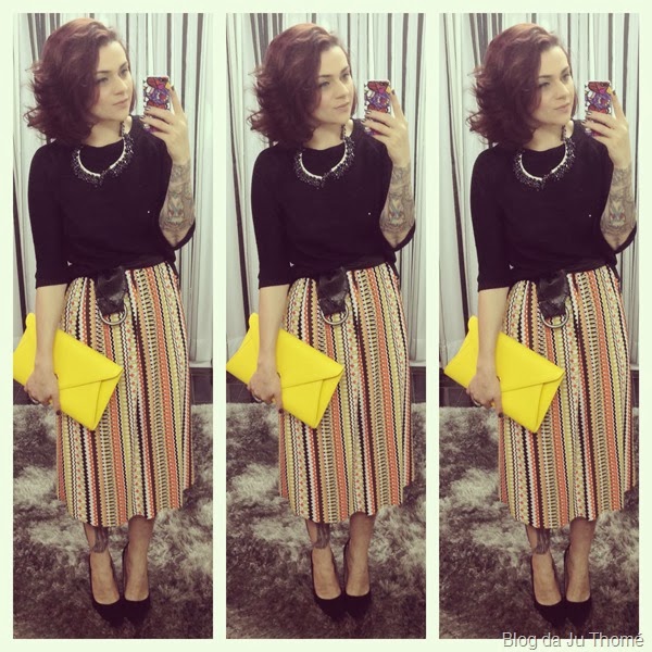 look saia midi estampa etnica, tricot preto e carteira amarela (2) look saia midi estampa etnica, tricot preto e carteira amarela (2)