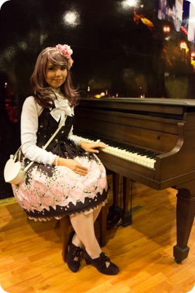 En el piano Lolita fashion with piano