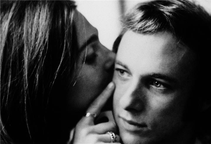 Graham Nash - Judy Collins kissing Stephen Stills, Sag Harbor, NY 1969.jpg