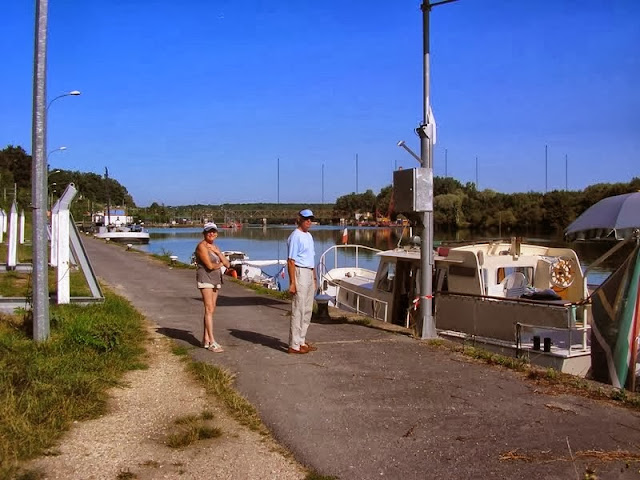 en attendant l'écluse VIVES EAUX