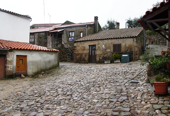 Belmonte - rua ao redor do castelo 2