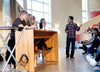 Özz Nujen modererar forskarpanel på ForskarFredag i Trollhättan 2011. Foto: Högskolan Väst.