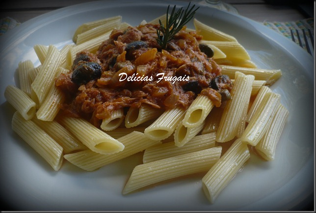 Penne com atum e alcaparras Penne com atum e alcaparras - Delícias Frugais