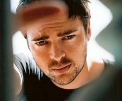 Karl Urban szivárványon utazik Kínába Karl Urban szivárványon utazik Kínába