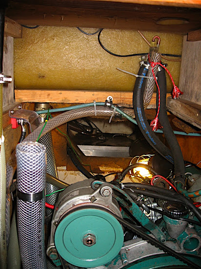 Så här rymligt är det runt motorn, frågan är om vi får rum med Martec sötvattenkylning.