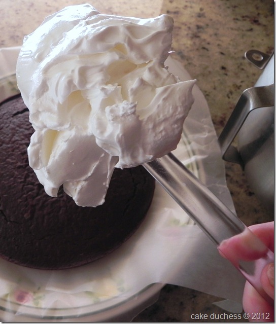 fluffy-white-icing-marshmallow-frosting-2 fluffy-white-icing-marshmallow-frosting-2