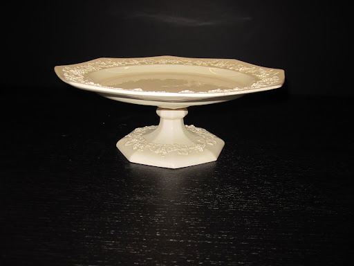 What beautiful details on the bottom of the dessert stand as well as the rim at the top.