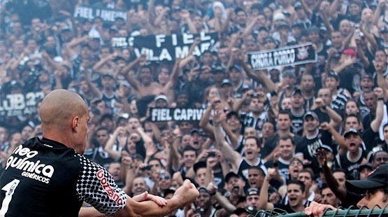 [007%2520Julia%2520C%25C3%25A9sar%2520comemorando%255B4%255D.jpg]