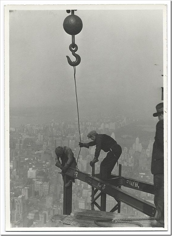 Dois trabalhadores anexando uma viga Two-workers-attaching-a-beam-with-a-crane-1931