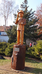 Statue des Herrn Tau

Otto Šimánek war der tschechische Filmschauspieler und Theaterschauspieler, bekannt durch seine Rolle in vielen Komödien und einigen Märchen. Am Bekanntesten ist wahrscheinlich seine Darstellung des Titelhelden in der Fernsehserie Pan Tau (Herr Tau). Die Statue hat eine Lebensgröße, befindet sich am Bussbahnhof und entstand im Jahre 2010 während des Treffens Dřevořezání (Holzschnitzerei). Auf dieser Stelle gab es früher eine alte Apotheke, wo Šimánek geboren wurde.
