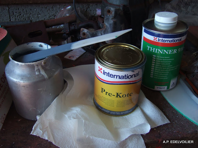 La pose se faisant au pistolet on ajoute un peu de diluant pour fluidifier légèrement. Le compresseur est reglé à 4 bars et un test sur un carton est réalisé avant d'attaquer sur la coque