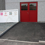 Gebouw & reclameborden & brievenbussen