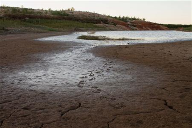 A view of the dry bed of the E.V. Spence Reservoir in Robert Lee, Texas, 28 October 2011. Calle Richmond / REUTERS