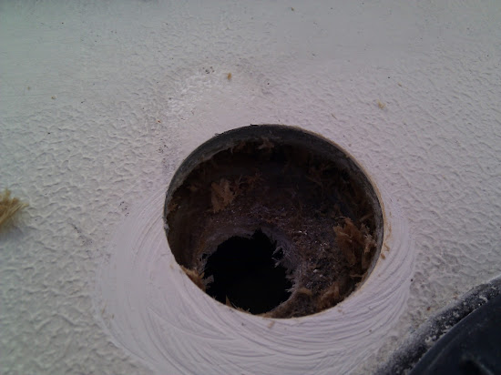 Vatten har läckt in i durken och distansmaterialet har ruttnat. Vilket dåligt arbete tidigare ägare har gjort: skruvhålet har inte tätats med epoxy.