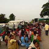 Femmes attendant devant la gare