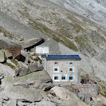 Refuge du Couvercle. En arri�re plan l'ancien refuge servant aujourd'hui de refuge d'hiver.
