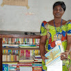 DSC00042.JPG - La directrice pose pour la postérité devant la bibliothèque scolaire. Commune Kasa-Vubu.