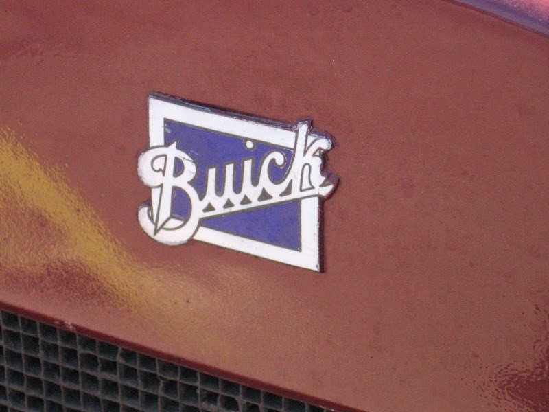 [IMG_2421-Emblem-on-1921-Buick-Tourin.jpg]
