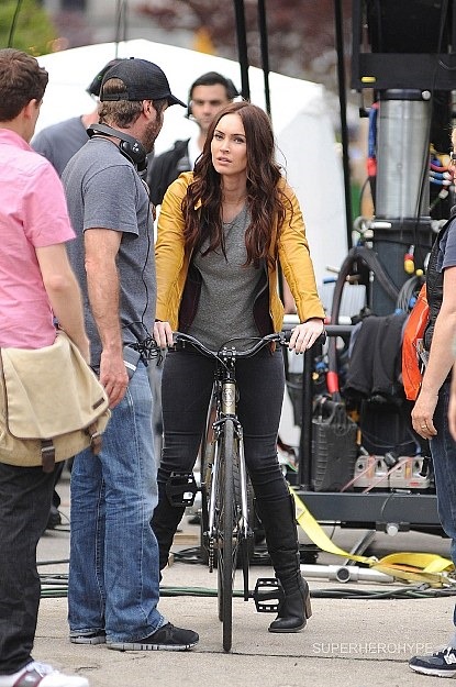 Megan Fox April O'Neil sárga dzsekijében 02