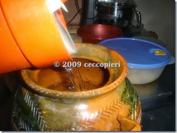 Agrega agua, piloncillo, canela y clavos AGREGA AGUA PILONCILLO Y CANELA