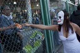 MÉXICO, D.F., 29OCTUBRE2011.- Cientos de trabajadoras sexuales del barrio de La Merced realizaron una procesión desde la Plaza de la Soledad hacia la plaza de la Aguilita en recuerdo a sus compañeras difuntas.
FOTO: RODOLFO ANGULO/CUARTOSCURO.COM