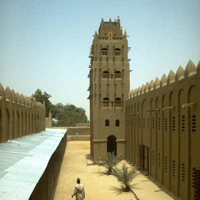 Exterior court. The western side of the mosque faces the court and the long narrow women's prayer hall 6.jpg