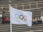 Drapeau olympique flottant au stade des martyrs à Kinshasa. Radio Okapi/ Ph. John Bompengo