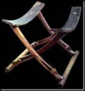 Taburete en madera y cuero, asiento utilizado por todas las clases sociales Taburete en madera y cuero, asiento utilizado por todas las clases sociales