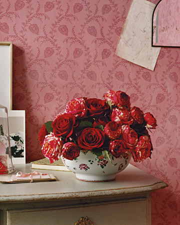 Contrary to popular belief, you don't always need long stems on your roses. These ones sit nicely together in a low bowl.