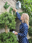 Naomi hanging the welcome garland.