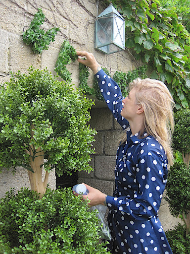 Naomi hanging the welcome garland.