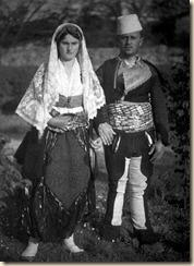 Një çift me veshje tradicionale. (foto, Luigi Pellerano)