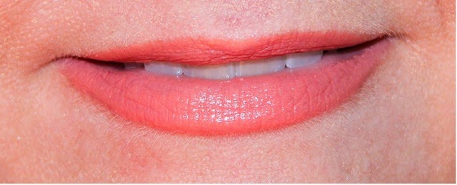 Revlon Super Lustrous Lipstick Jungle Peach lips