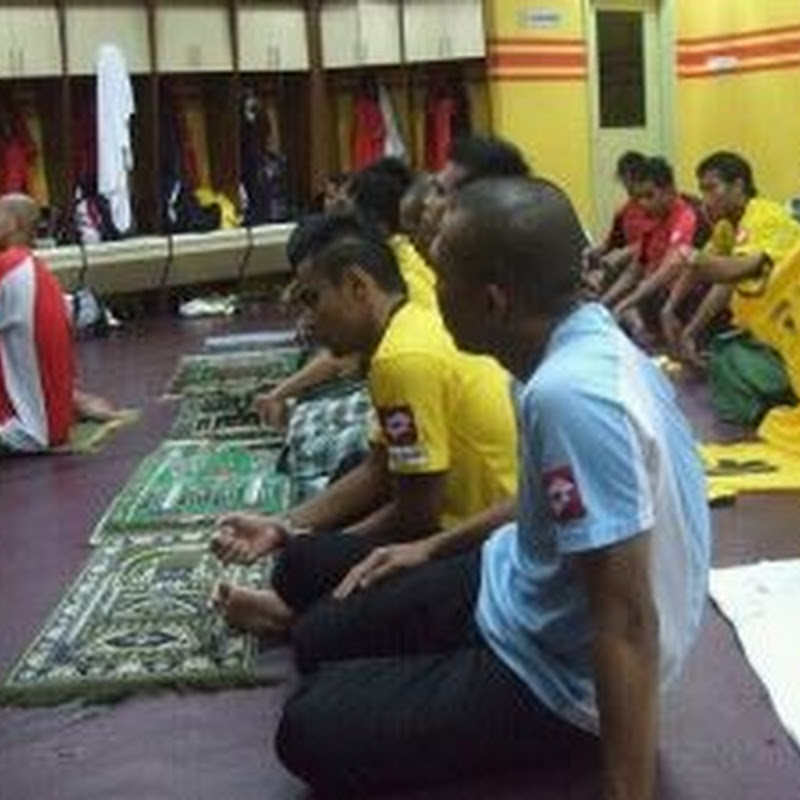 gambar hairuddin omar jadi imam solat