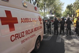 MÉXICO, D.F., 21OCTUBRE2011.- Un helicoptero del Estado de México se desplomo atras de los Viveros de Coyoacán. Entre las personas que viajaban se encontraba el Secretario de Desarrollo Metropolitano quien resultó lesionado, dos personas más perdieron la vida en el accidente. Elementos antimotinesmantienen resguardado la zona para que peritos realizen los peritajes correspondientes.
FOTO: SAÚL LÓPEZ/CUARTOSCURO.COM