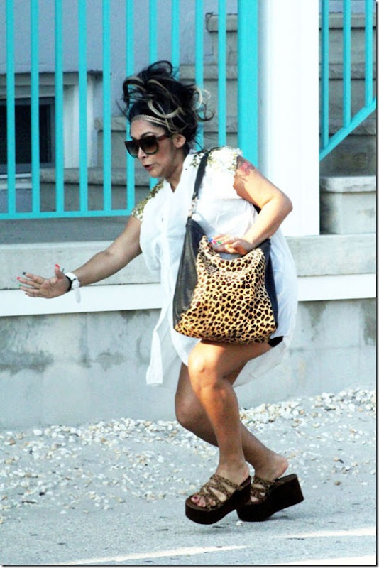 celebrities-falling-down-14
