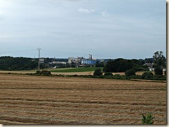 Wouteringen (Otrange): zicht in de richting van Oerle (Oreye), met op de achtergrond de suikerfabriek (thans maken ze inuline ipv. suiker)
