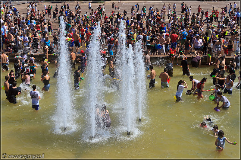 il/Настоящее мочилово в центре Тель Авива (20110701 ta water war 029 6746)