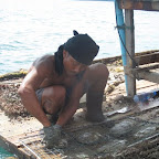 Die sauberen Austern kommen in ein frisches Netz und dann wieder ins Wasser.