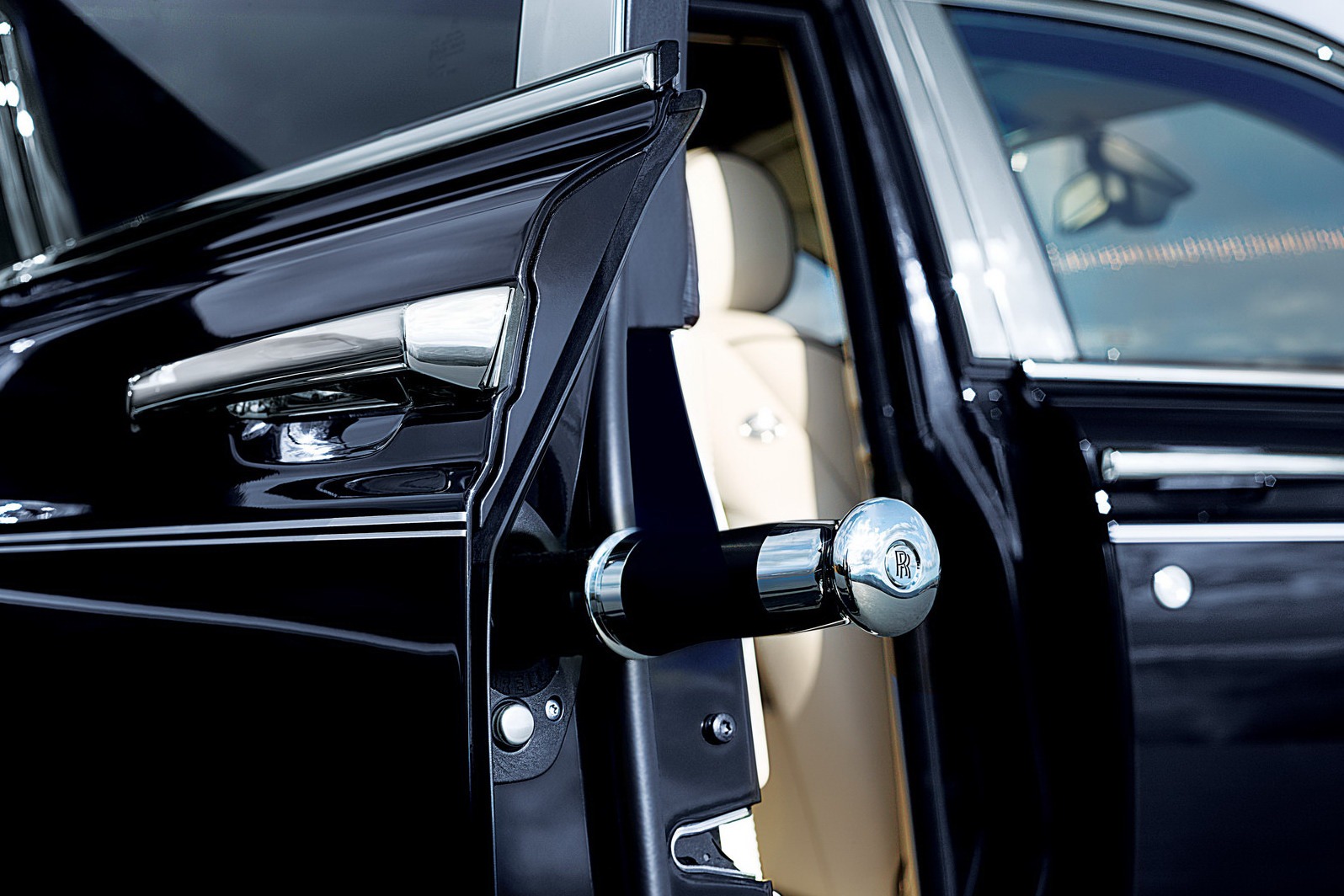 [2013-Rolls-Royce-Phantom-Series-II-55%255B2%255D.jpg]
