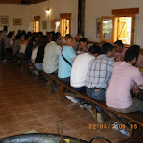 Vista general del Aula del Parque de Montaña durante la comida, todos ocupadísimos.
