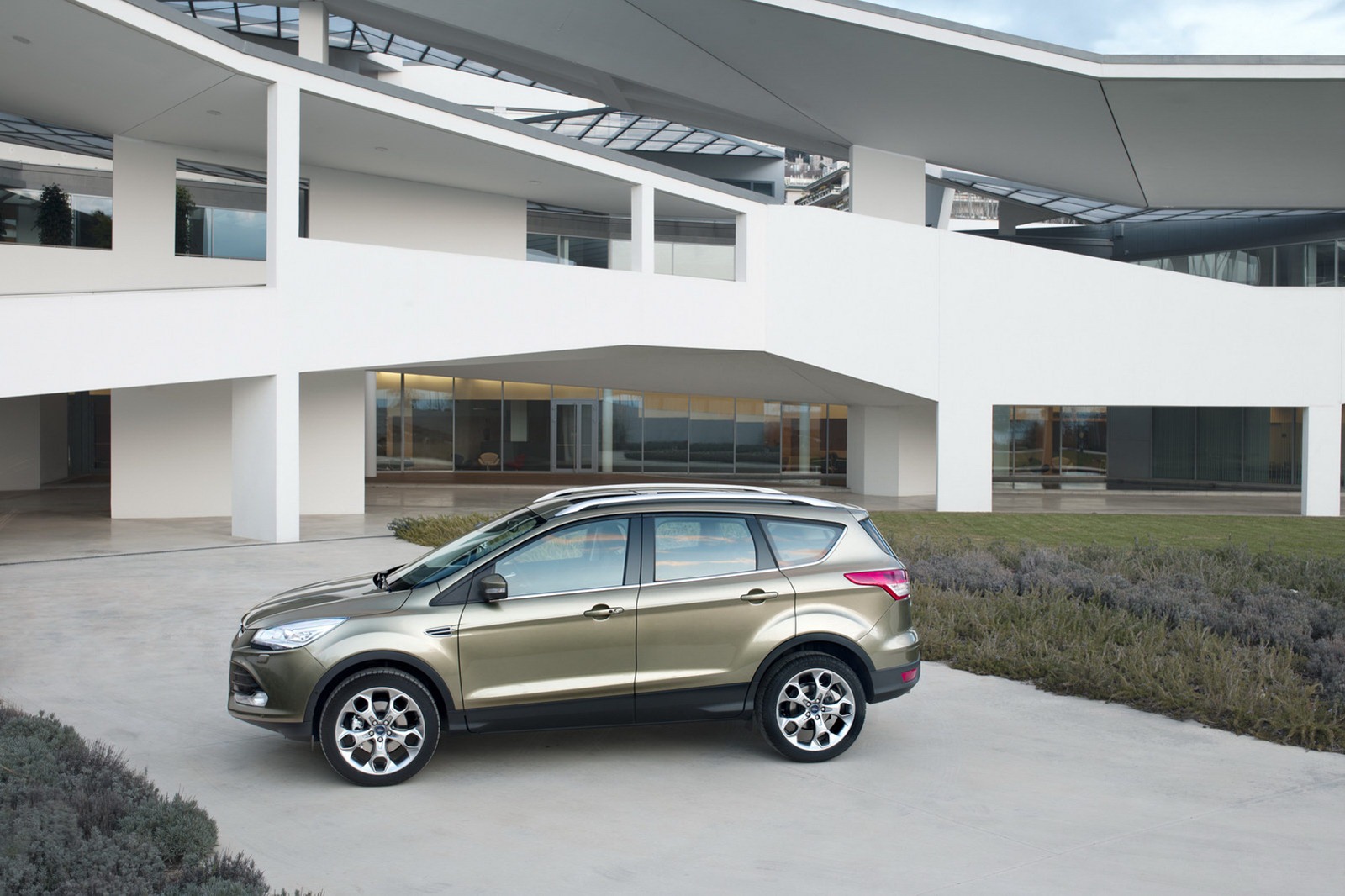 2012-Ford-Kuga-7[2].jpg