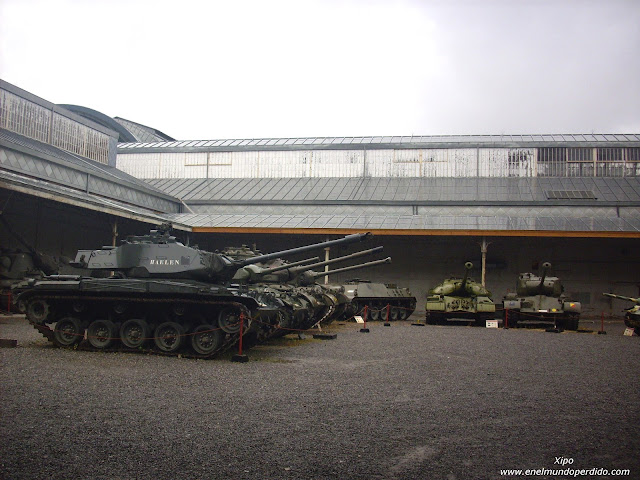 sala-de-los-tanques-en-el-museo-del-ejercito-de-bruselas.JPG