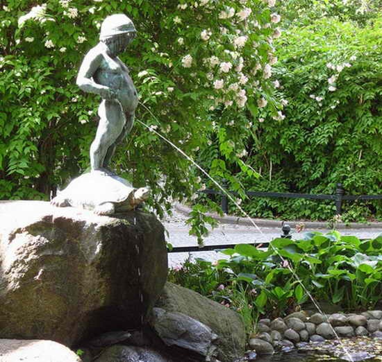 Tribute-To-Peeing-Statues-92