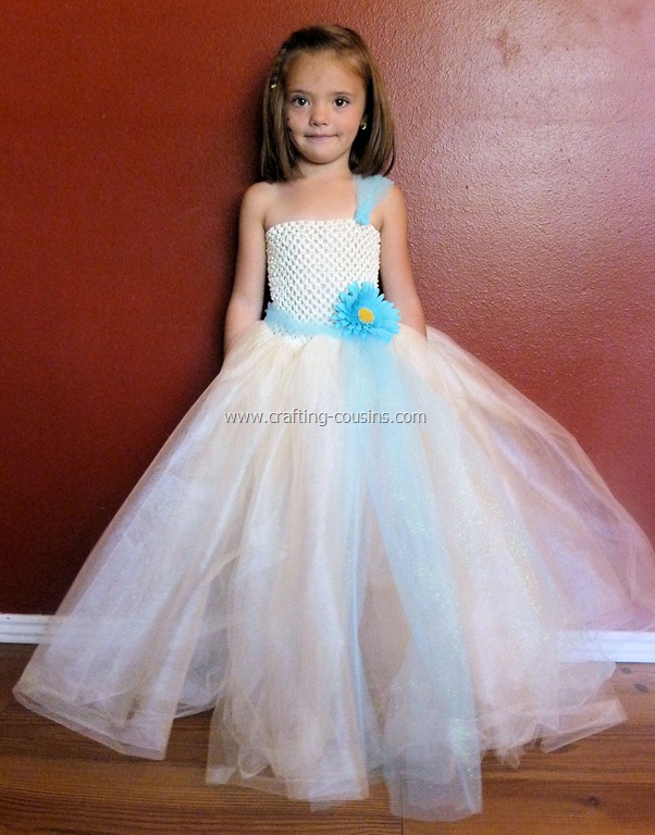 [Tulle%2520flower%2520girl%2520dress%2520tutorial%2520from%2520the%2520Crafty%2520Cousins%2520%252829%2529%255B11%255D.jpg]