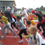 Zaterdag 23 juni stond de atletiekbaan van het gloednieuwe Sportpark Schuttersveld in Sneek van 10.00 tot 17.00 uur in het teken van de ondersteuning van de gehandicaptensport. Sticting Activity Foundation organiseerde nl. de Activityloop, jaarlijkse fondswervingsevenment voor Fit Door Sport (FDS) - vereniging voor aangepast sporten uit Sneek. Wat als een regenachtige dag begon, eindigde in een superzonnige en leuke dag, met een superleuke clinic Merengue dansen door Dansschool Oeds, een rolstoelbasketbal clinic gegeven door Maria Poiesz van FDS en een aantal spetterende optredens van Beunstra (Friese Blues) en Circa5 (top 100 covers) Activityloop 2007
