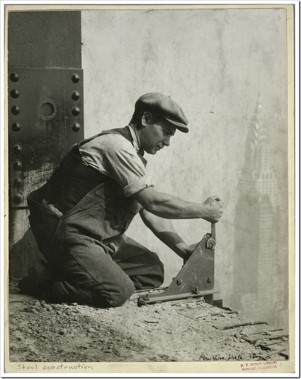Trabalhador fixando o suporte de uma viga Worker-bolting-a-steel-support-1931