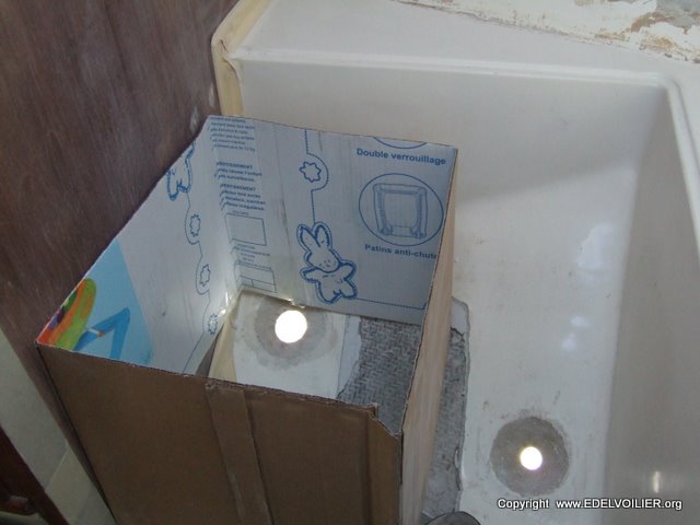 Visualisation en 3D du futur WC Chimique avec une maquette en carton