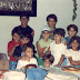 Foto tirada na 629, em janeiro de 1987. Da esquerda para a direita. Primeira fila: Breno (filho de Ronaldo e Eliana), Ricardo e Roberta (filhos de Valdir e Glorinha). Segunda fila: Guilherme (irmão do Breno), Eduardo (“Dudu”, filho de Luciano e Ana), Antonio Guilherme (“Gaéga”, filho de Pedro Pinho e Rosa), Leonardo (irmão do Dudu). Terceira fila: Pedro Paulo (irmão do Gaéga), Sandro e Fabiano (filhos de Renato e Alice Cardoso).