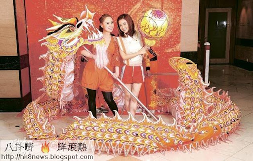 新年伊始，萬象更新，Twins為《明報》舞龍賀年，恭祝讀者踏入龍年龍馬精神、日日笑口常開！